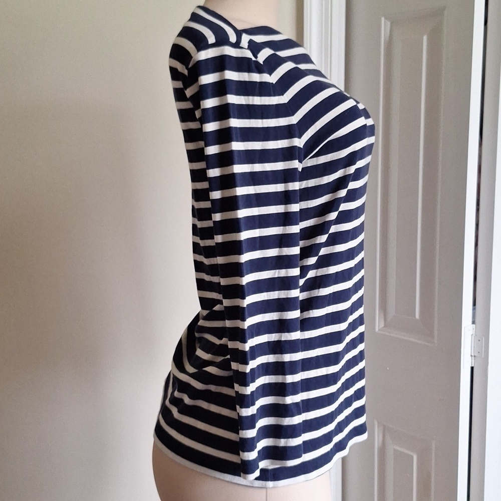 3/$20 Old Navy Women's Blue and White Striped Top Size M - Picture 2 of 6